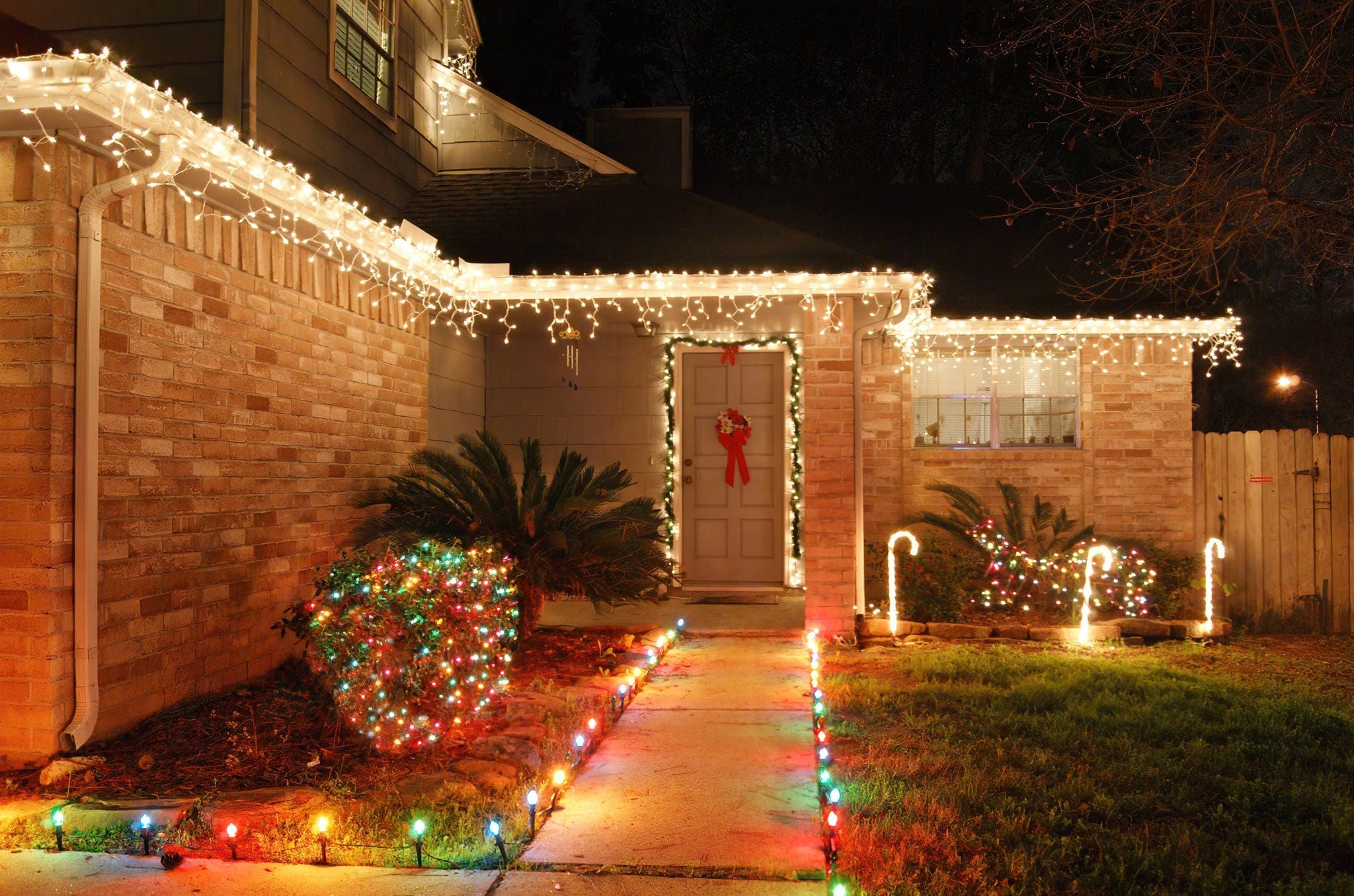 LED Indoor & Outdoor Snowing Icicle Chaser Lights with White Cable (960 Lights) - Warm White Lights 8800225838189 only5pounds-com